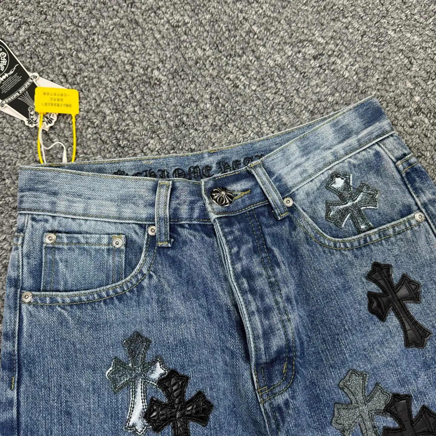 P280 Style No.: H823 Chrome Hearts & Chrome Hearts Blue Bull Starry Sky patchwork leather cross jeans - using starry sky theme patchwork leather elements, mostly presented in the shape of a cross, with glitter on the surface of the leather, which is dazzling under the light. The unique design has simple and elegant details, exquisite workmanship, the entire trousers are neatly routed, and the details are in place! It’s so cool that both men and women can easily control the genderless trend!  Color: blue Size: S-M-L-XL-XXL